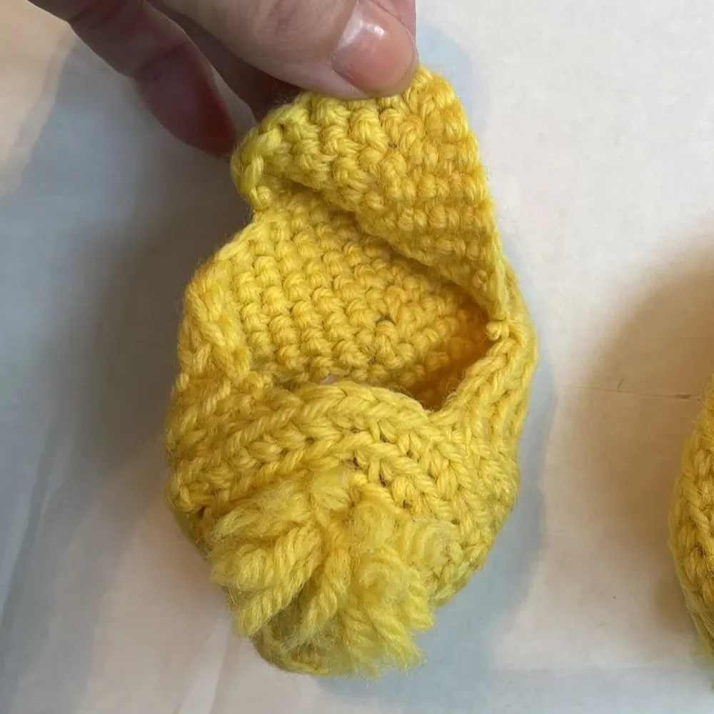 Vtg Kitschy yellow crochet knit yarn slippers for toddler‎